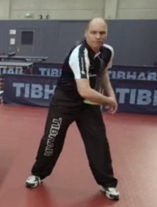 TT-Trainer-wirft-Frisbee